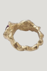 Presencia Ring Gold — model side