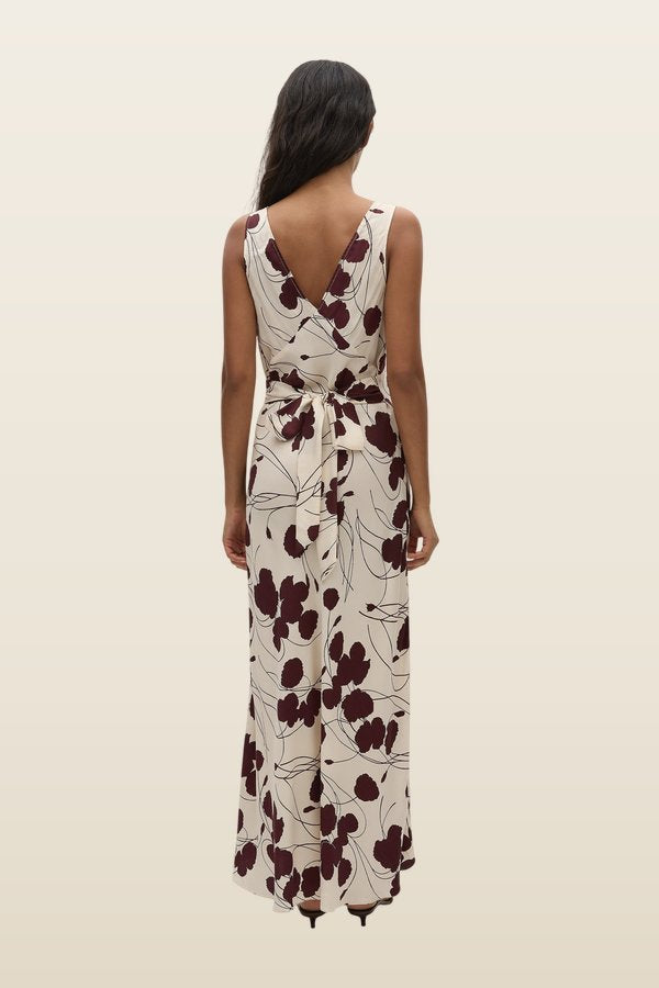 Signe Maxi Dress Dandelion Floral Bordeaux — model back
