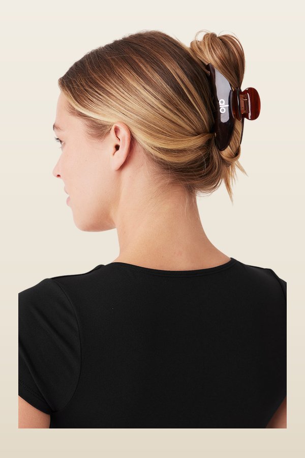 90's Claw Clip - Brown Tortoise — model back