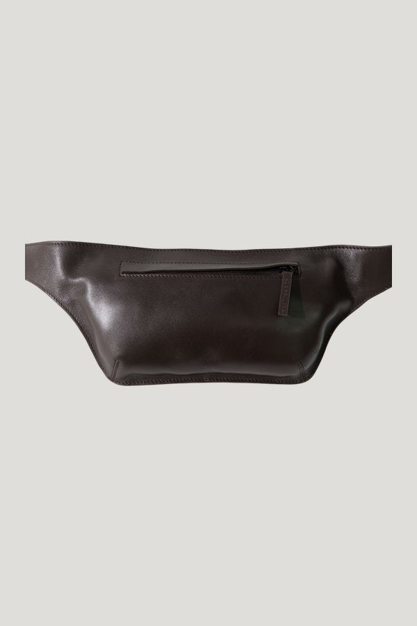 Arc Belt Bag - Coffee — model side