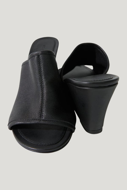 Bandeau Wedge — model front
