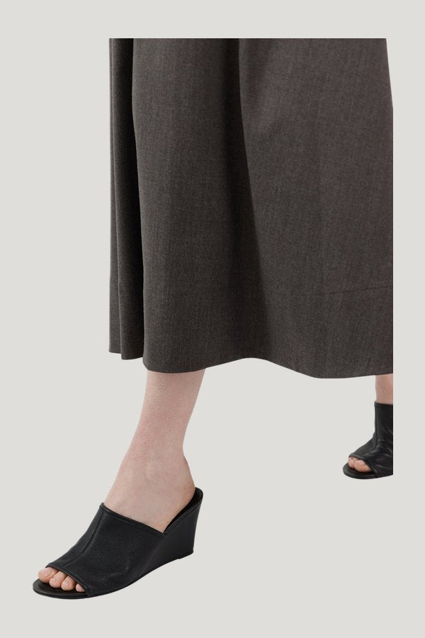 Bandeau Wedge — model side