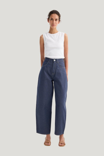 Barrel leg raw denim | raw denim — model front