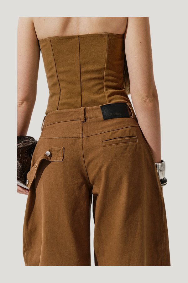Barrel pants in Earthy — model side
