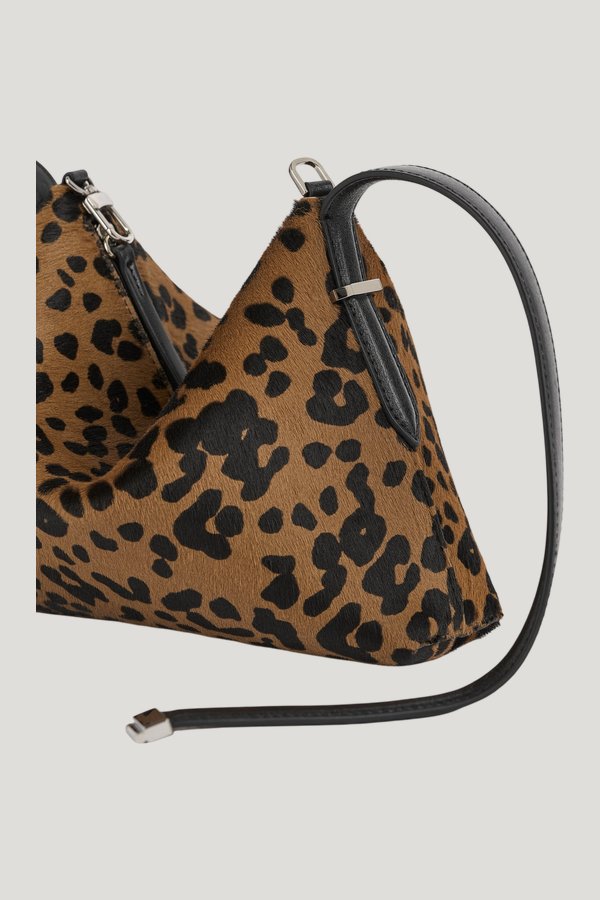 Bevel pony hair wristlet leopard — model front
