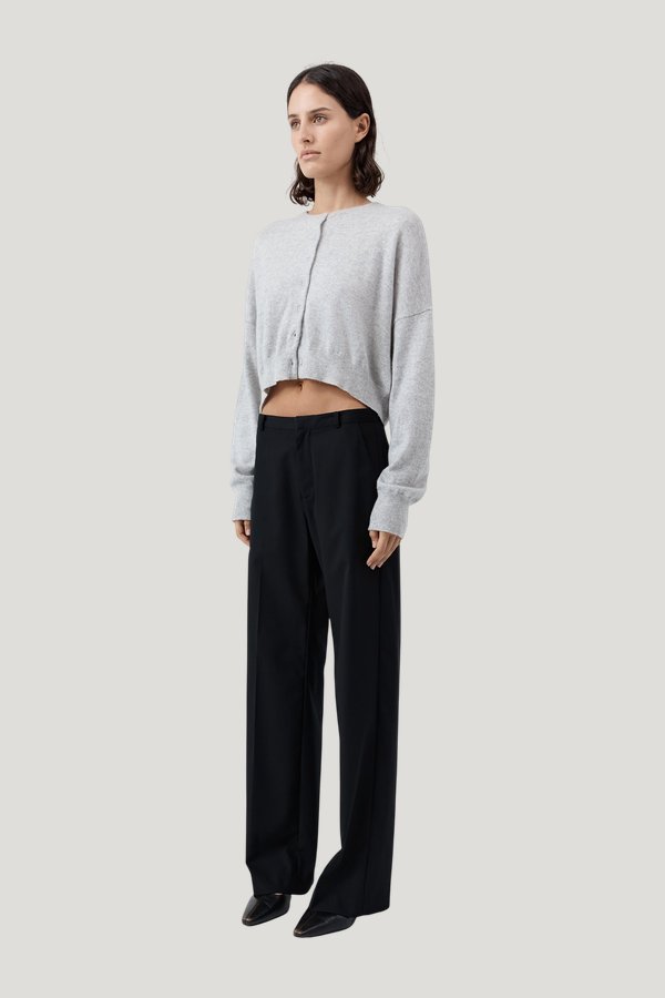 Cashmere Relaxed Cropped Cardigan - Grey Marle — model side