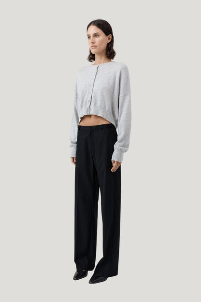 Cashmere Relaxed Cropped Cardigan - Grey Marle — model side