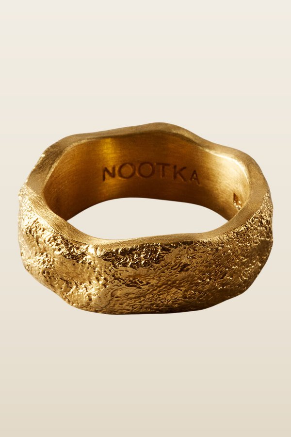 Chunky Ring Gold — model back