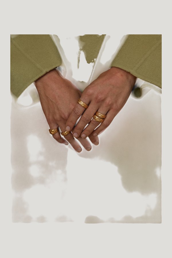 Chunky Ring Gold — model front