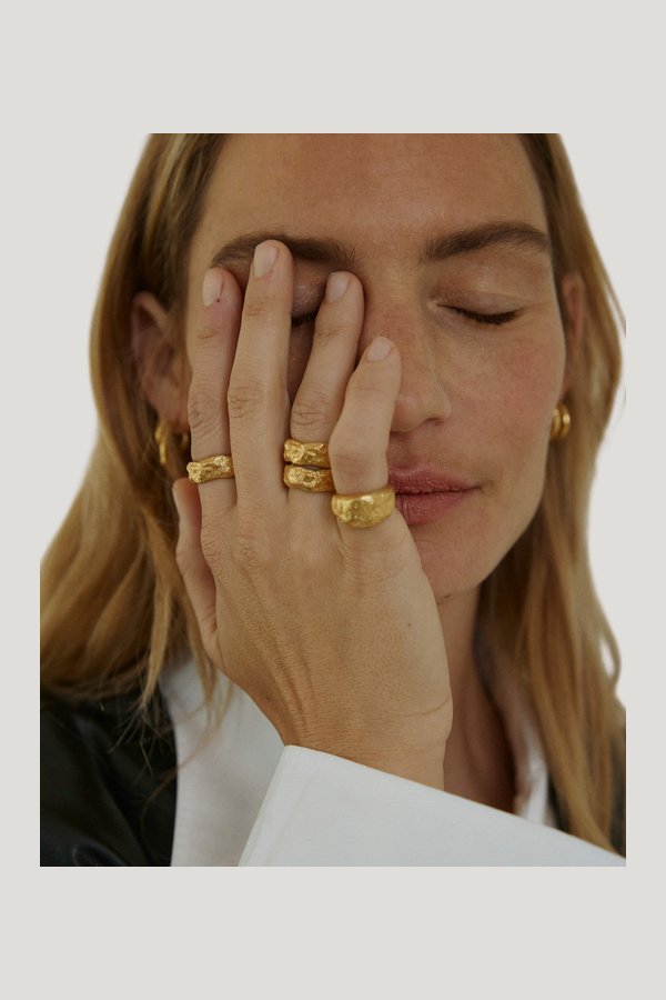 Chunky Ring Gold — model side