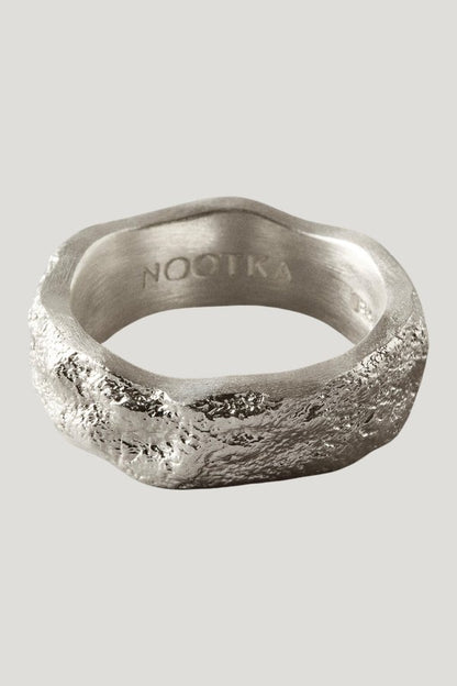 Chunky Ring Silver — model side