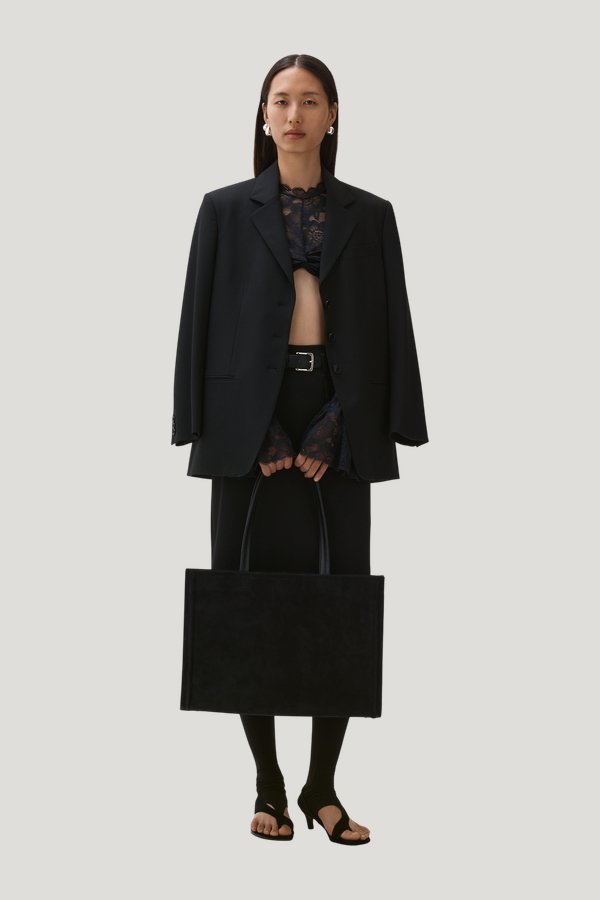 City Tote — model front