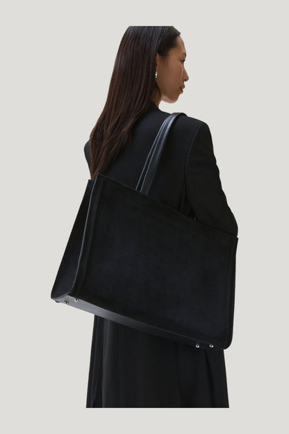 City Tote — model side