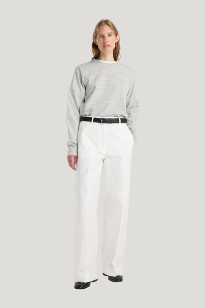 Classic loose fit chino | optic — model front