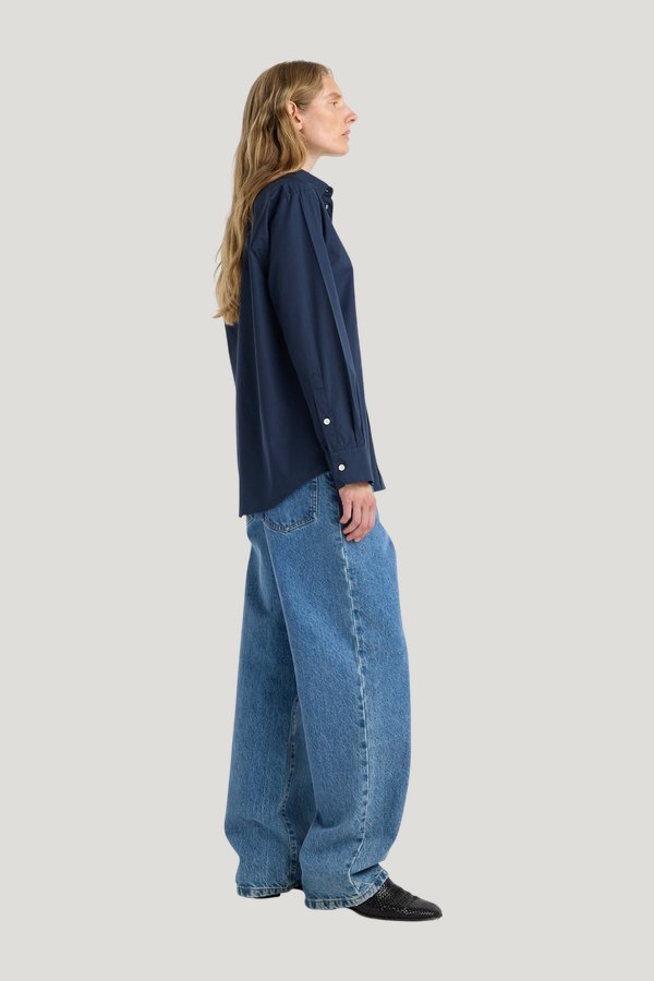 Classic fit shirt — model side