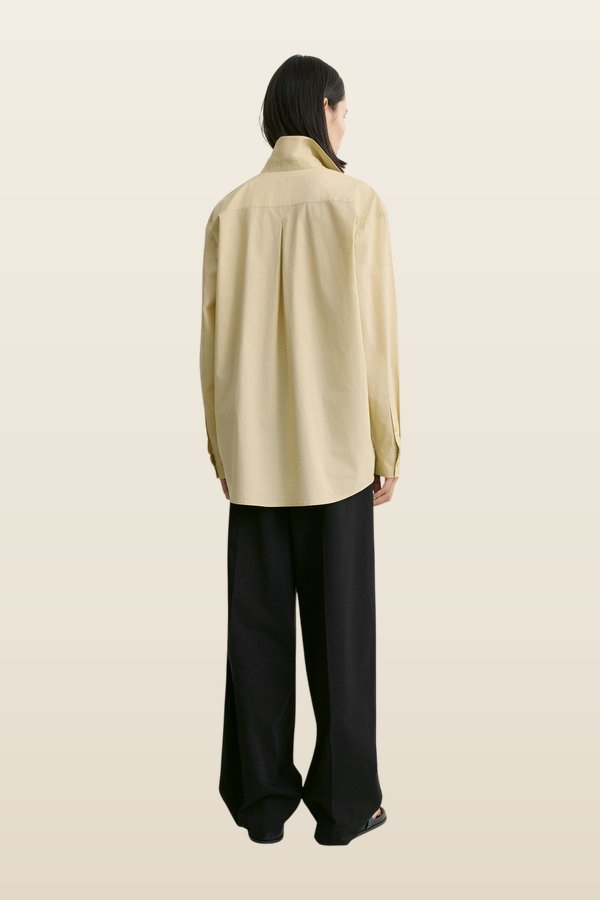 Classic tumbled shirt peanut — model back