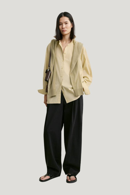 Classic tumbled shirt peanut — model front