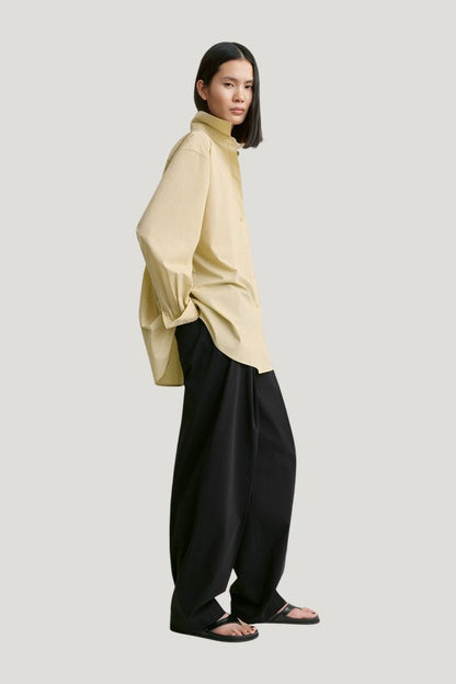Classic tumbled shirt peanut — model side