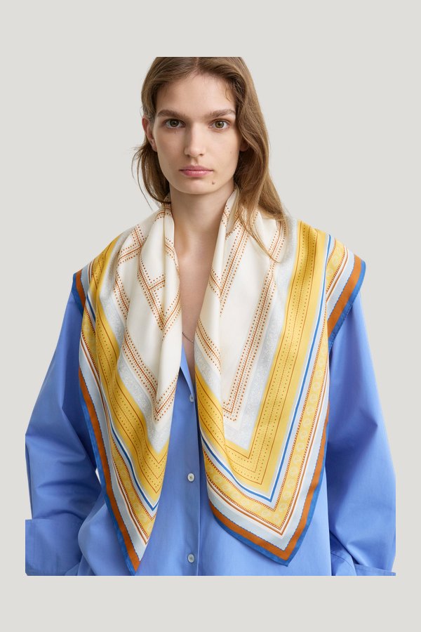 Collector scarf cream/daffodil — model front