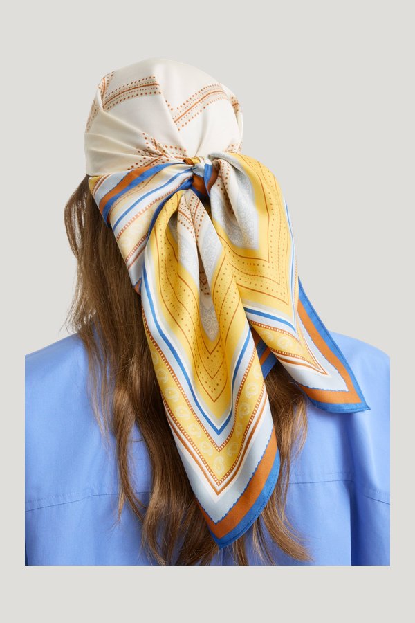 Collector scarf cream/daffodil — model side