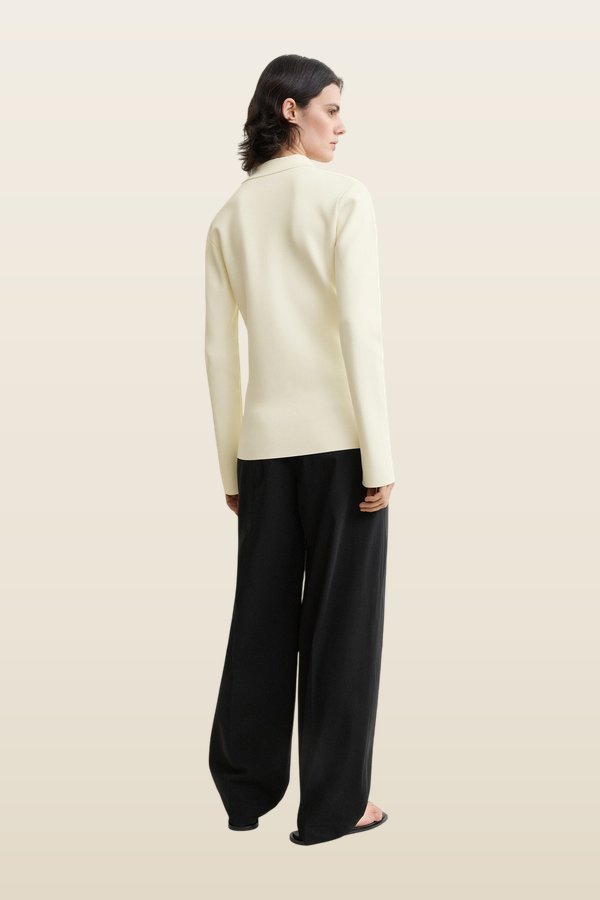 Compact knit buttoned top — carry 4