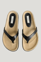 Contoured lizard-embossed flip flops — model front