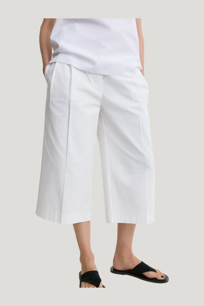 Cropped trousers — model side