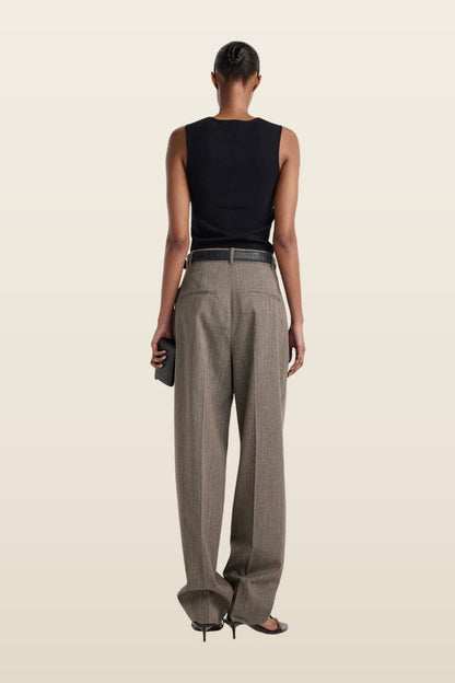 Daria - Single pleat tapered trousers | earth slub — model back