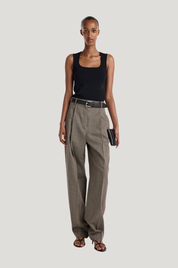 Daria - Single pleat tapered trousers | earth slub — model front