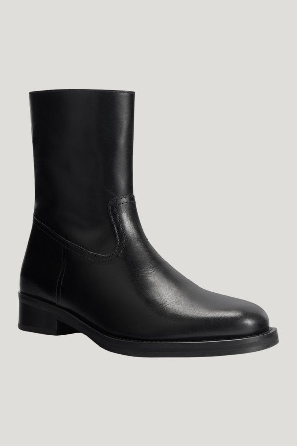 Daryl Ankle Boot in Black Leather — model front