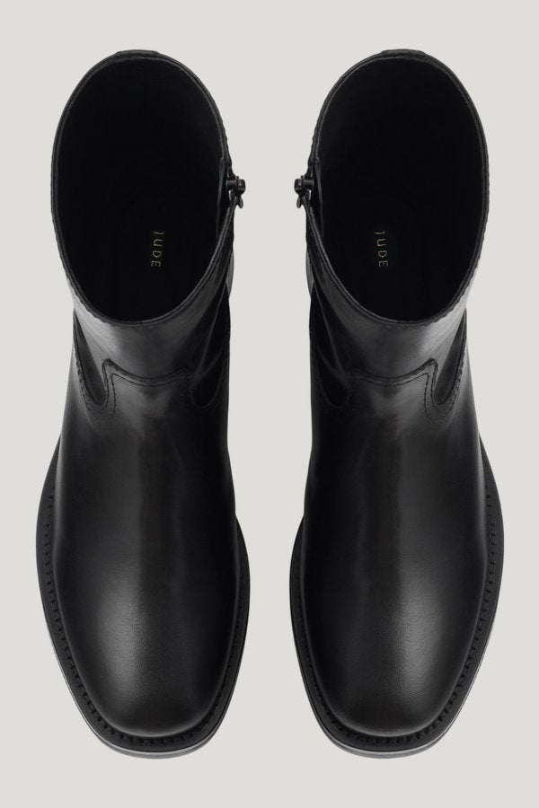 Daryl Ankle Boot in Black Leather — model side