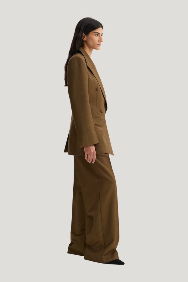Hourglass blazer | golden — model side