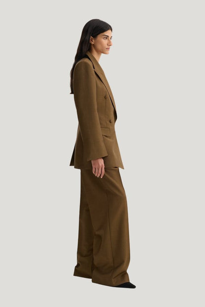 Hourglass blazer | golden — model side