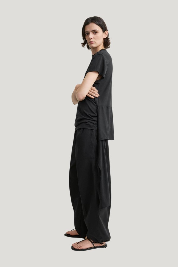 Drawstring cotton trousers — model side