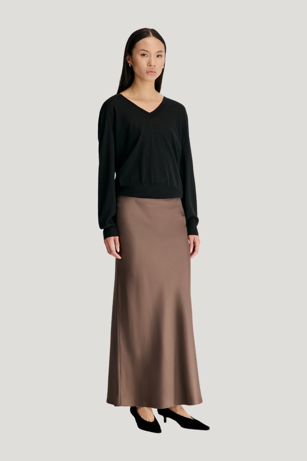 ELI Silk twill maxi skirt — model side