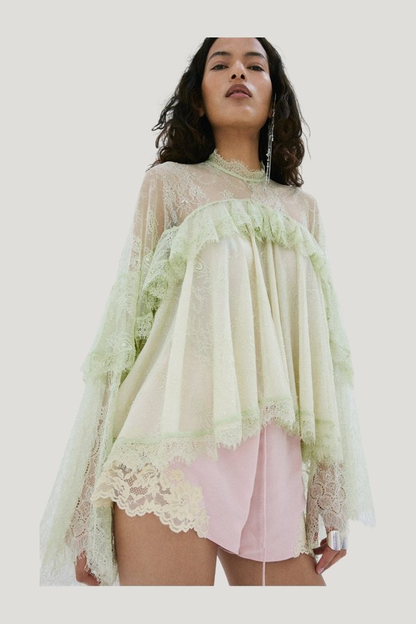 Elia Shorts In Pink Crepe De Chine — model side