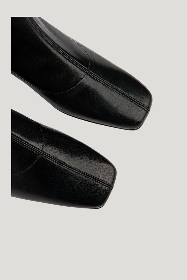 Este Black Leather Ankle Boot — model side