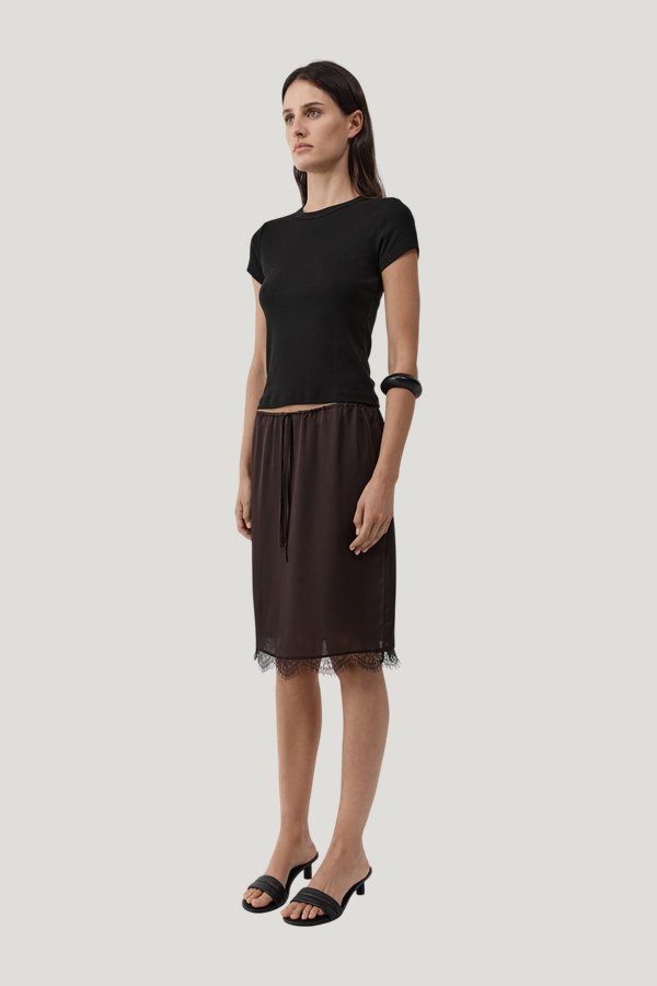 Fine Lace Skirt - Bark — model side