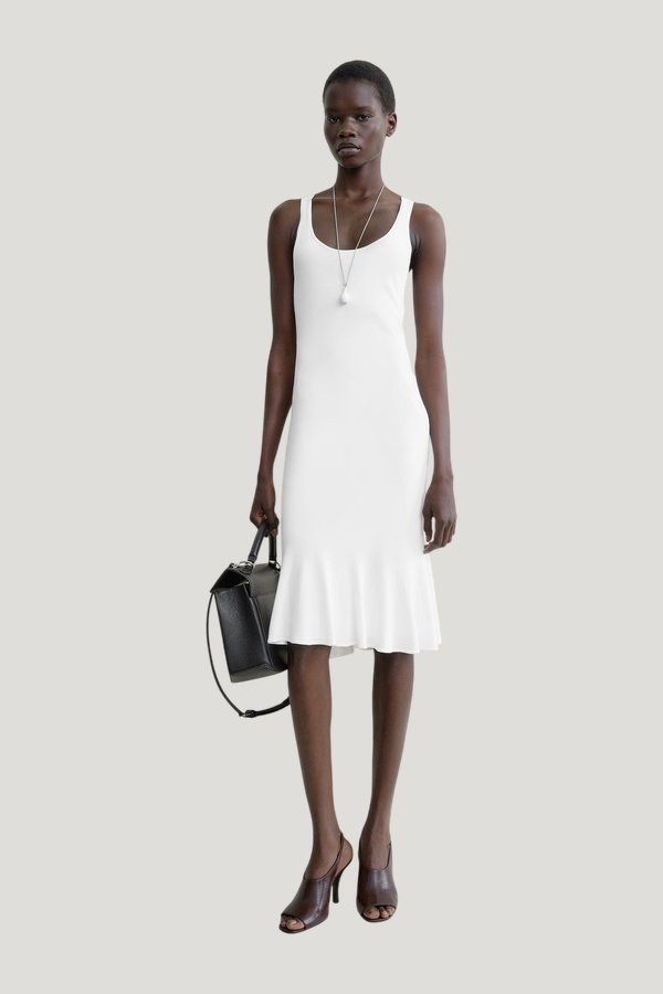 Fluted hem dress optic — model front