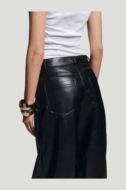Barrel pants in Genuine Leather — model side