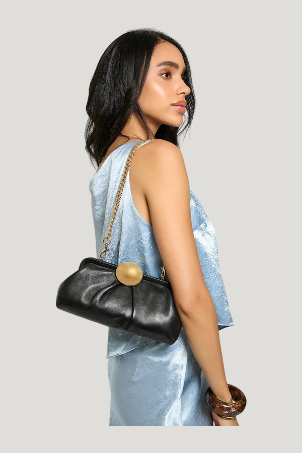 Full Circle Clutch — model front