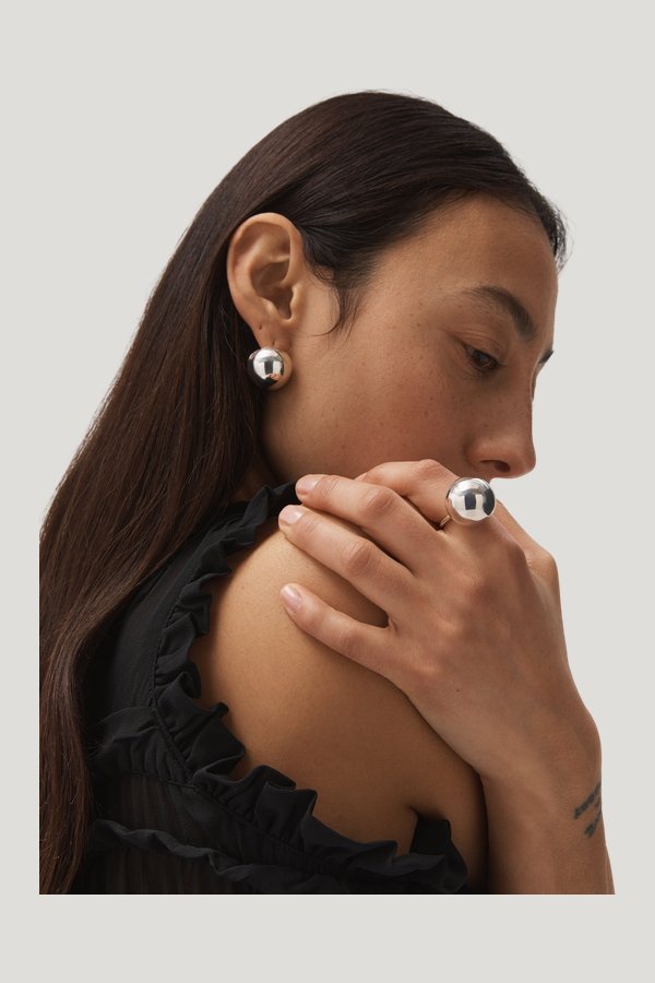 Globe Ring — model front