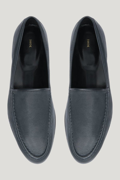 gomper loafer in stone leather — model side