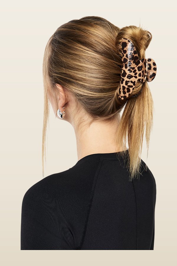 Hair Clip In Leopard Print — model back