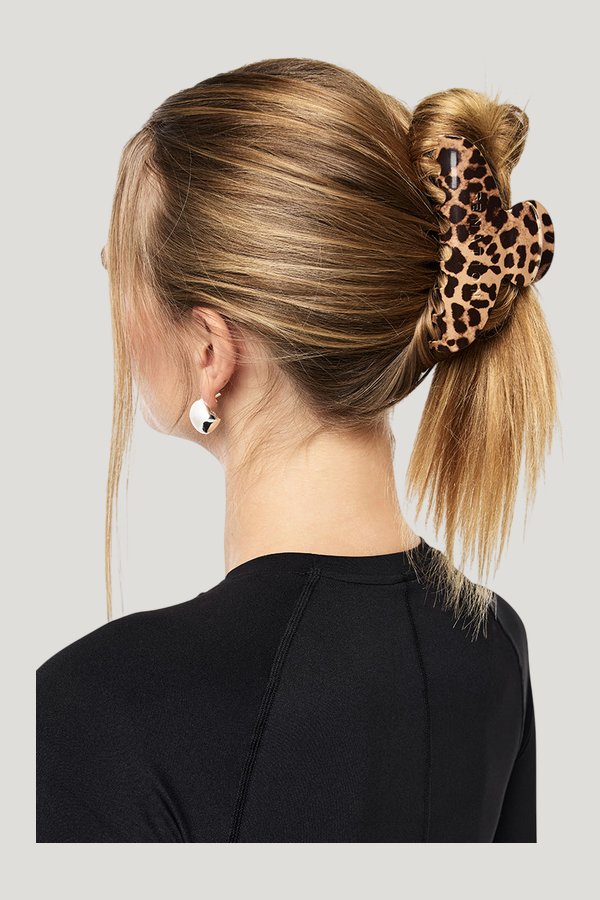 Hair Clip In Leopard Print — model side