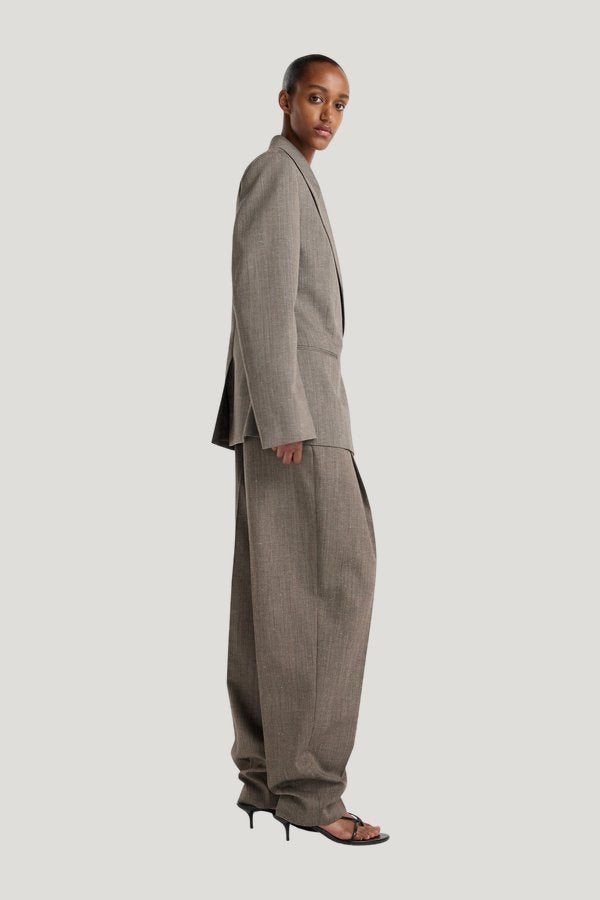 Hourglass shaped blazer | earth slub — model side