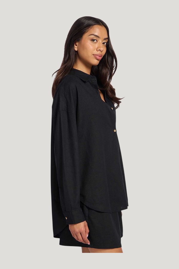 Linen Boyfriend Shirt — carry 3