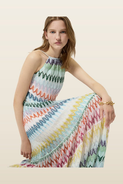 Long dress in zig zag lace — model back