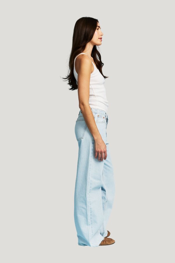 Low Rise Baggy Jeans - Light Wash — model side
