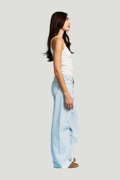 Low Rise Baggy Jeans - Light Wash — model side